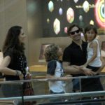 Murilo Rosa e Fernanda Tavares com os filhos em shopping do Rio de Janeiro