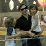 Murilo Rosa passeia com os filhos em shopping do Rio de Janeiro
