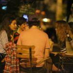 Alinne Moraes e Marina Moschen jantam com amigos no Rio de Janeiro