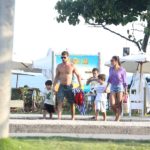 Juliana Paes com marido e filhos na Barra da Tijuca