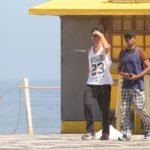André Gonçalves caminha com amigo na Praia de Ipanema