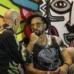 Latino dá entrevista para Amin Khader em inauguração de restaurante