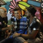 Latino e o nono filho, Guilherme, dando entrevista a Amin Khader, em inauguração de restaurante
