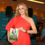 Carolina Ferraz promove lançamento de novo livro e sua filha, Isabel, chama atenção no evento (Thiago Duran: AgNews)