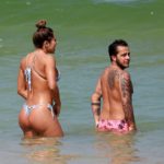 Thammy Miranda e Andressa Ferreira na praia da Barra da Tijuca