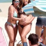 Gretchen tira foto com fã grávida na praia da Barra da Tijuca