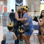 Ellen Roche é abordada por fãs em aeroporto do Rio de Janeiro
