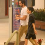 Vladimir Britcha passeia em shopping do Rio com o filho Vicente