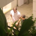 Vladimir Britcha passeia em shopping do Rio com o filho Vicente