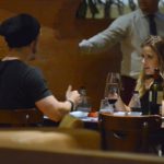 Caio Paduan janta com a namorada, em shopping do RJ