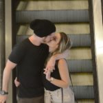 Caio Paduan beija a namorada, em shopping do RJ