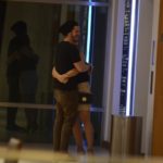 Caio Paduan abraçado com a namorada, em shopping do RJ
