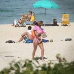 Deborah Secco e Maria Flor nas areias da praia da Barra da Tijuca