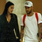 Bruna Marquezine e Neymar passeiam em shopping