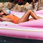 Alessandra Ambrósio posa de maiô decotada em piscina nos Estados Unidos (Reprodução: Instagram)