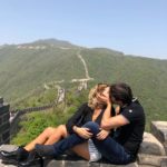 Kaká e Carol Dias se beijam na Muralha da China