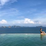 Mariana Ximenes em piscina de borda infinita, na Tailândia