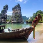 Mariana Ximenes faz pose em barco, na Tailândia