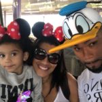 Naldo, Moranguinho e a filha com chapéus temáticos na Disney