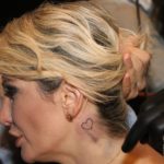 Antonia Fontenelle tatua coração no pescoço
