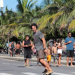 Flávio Canto é flagrado andando de skate na orla do Leblon (JC Pereira: AgNews)