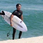 Rodrigo Santoro em tarde de surf na praia da Barra da Tijuca