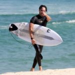 Rodrigo Santoro em tarde de surf na praia da Barra da Tijuca