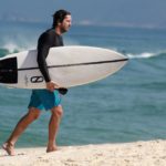 Vladimir Brichta em tarde de surf na praia da Barra da Tijuca