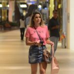 Flavia Alessandra caminha nos corredores de shopping da Barra da Tijuca