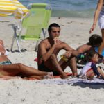 Ana Paula Sang, Felipe Simas e a filha na praia da Barra da Tijuca