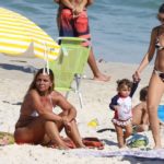 Felipe Simas, Ana Paula Sang, Mariana Uhlmann e a filha na praia da Barra da Tijuca