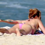 Rita Guedes faz topless na praia da Barra da Tijuca