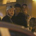 Neymar e Bruna Marquezine descobrem que estão sendo fotografados