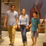 Adriana Esteves e Vladimir Brichta com o filho Vicente, em shopping de São Conrado