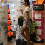 Bruna Marquezine faz compras em shopping do Rio de Janeiro