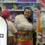Bruna Marquezine tira foto com fãs em farmácia de shopping do Rio de Janeiro