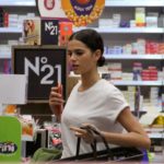 Bruna Marquezine faz compras em farmácia de shopping do Rio de Janeiro