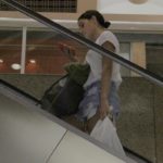 Bruna Marquezine mexe em celular, durante passeio a shopping do Rio