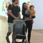 Bruno Gissoni com a família em shopping do Rio de Janeiro