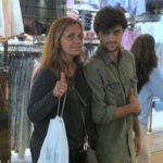 Felipe Simas e a mãe em shopping do Rio de Janeiro
