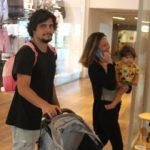 Bruno Gissoni passeia com a família em shopping do Rio de Janeiro