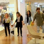 Felipe Simas passeia com a família em shopping do Rio de Janeiro