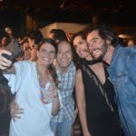 Fátima Bernardes e Túlio Gadêlha tiram selfie com fãs