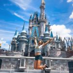 Flavia Alessandra na Disney, em frente ao castelo da Cinderela