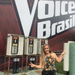 Patricia Leitte em frente aos estúdios do 'The Voice Brasil'