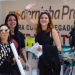 Ana Clara é tietada por fãs em aeroporto do Rio de Janeiro