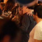 Danton Mello aos beijos com a esposa, Sheila Ramos, na Baixo Gávea