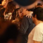 Danton Mello aos beijos com a esposa, Sheila Ramos, na Baixo Gávea
