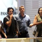 Marcio Garcia e Marina Ruy Barbosa com seus pares em shopping do RJ
