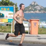 Marco Luque correndo na Barra da Tijuca